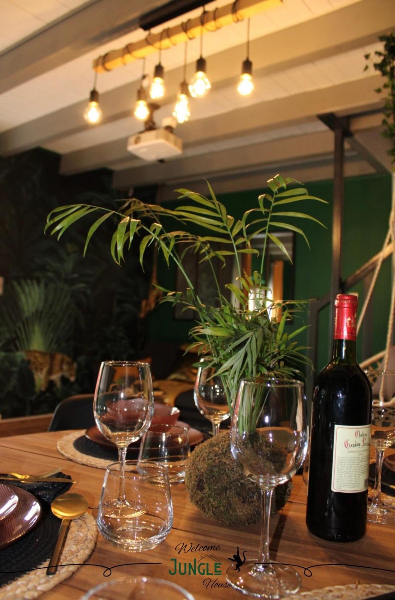 Maison Jungle House: Spacious Gaming Retreat In Holiday home *