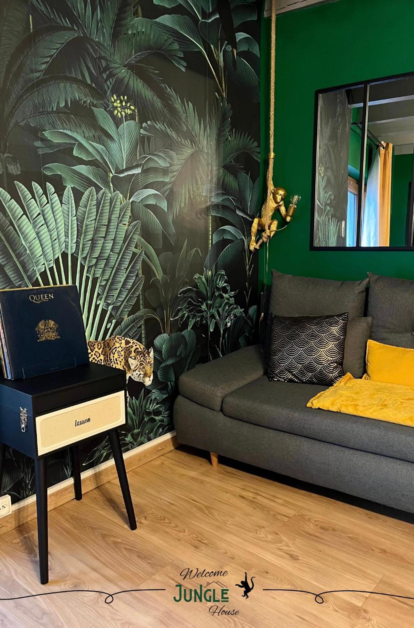 Maison Jungle House: Spacious Gaming Retreat In Holiday home