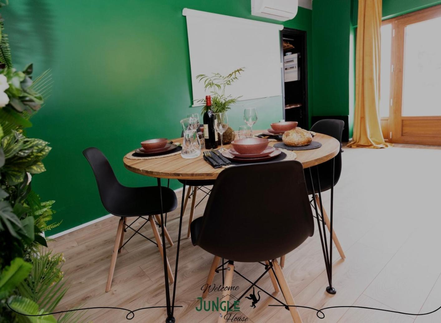 Maison Jungle House: Spacious Gaming Retreat In *