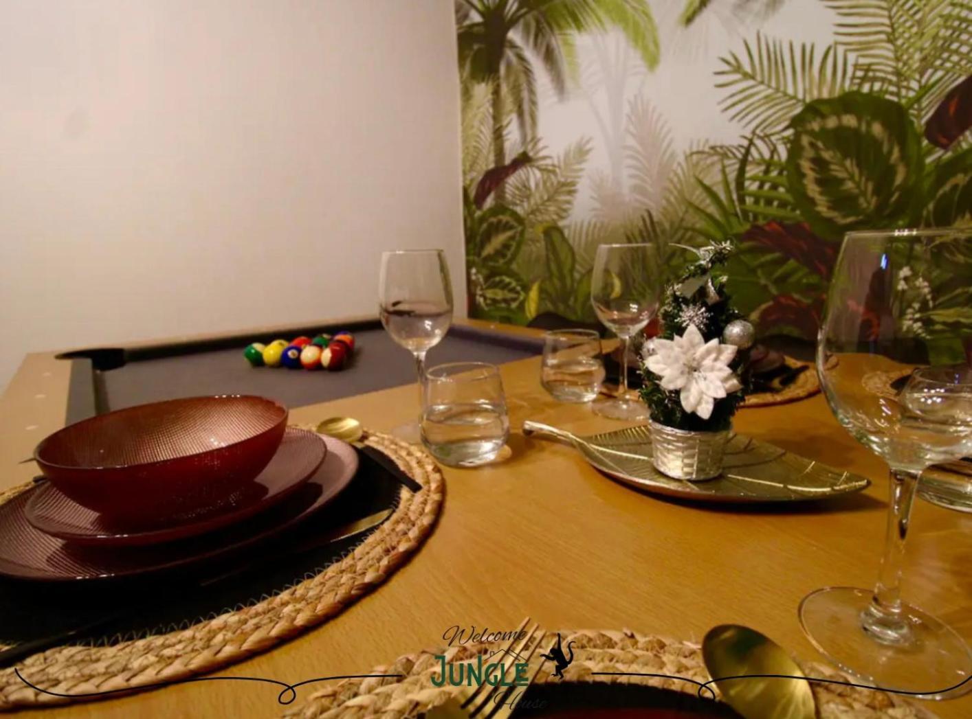 Maison Jungle House: Spacious Gaming Retreat In Holiday home Montbrison