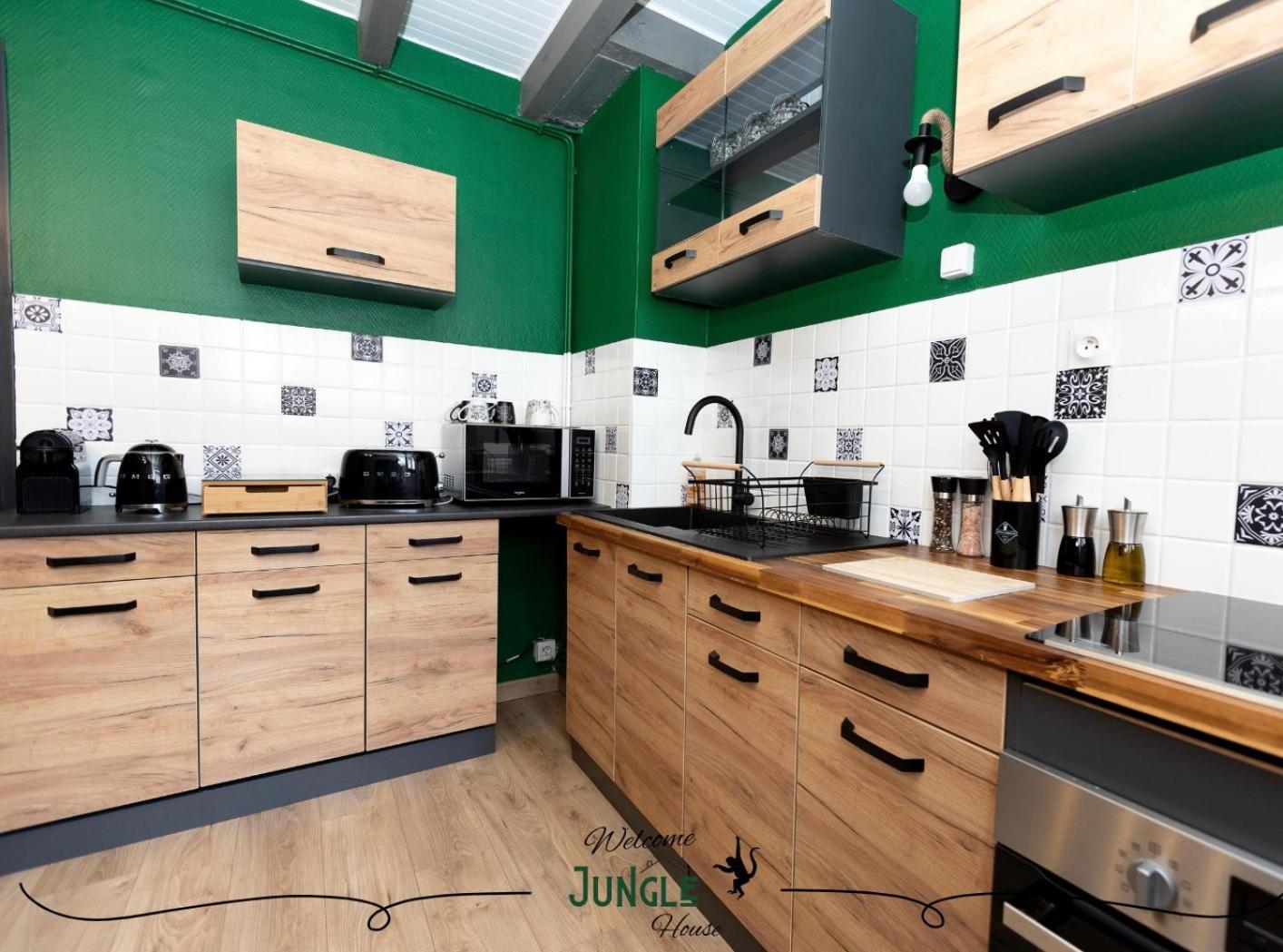Maison Jungle House: Spacious Gaming Retreat In * Montbrison